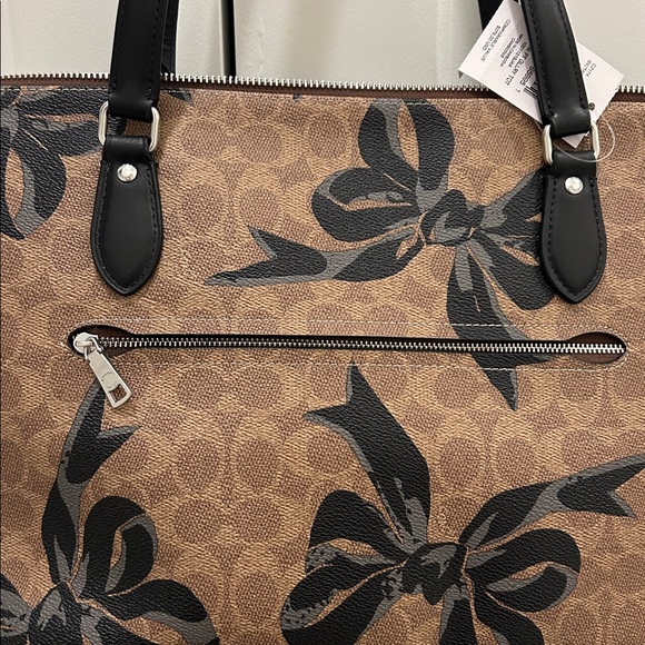 Coach (NWT) Gallery Tote Bag in Signature Canvas with Bow Print - Picture 9 of 14